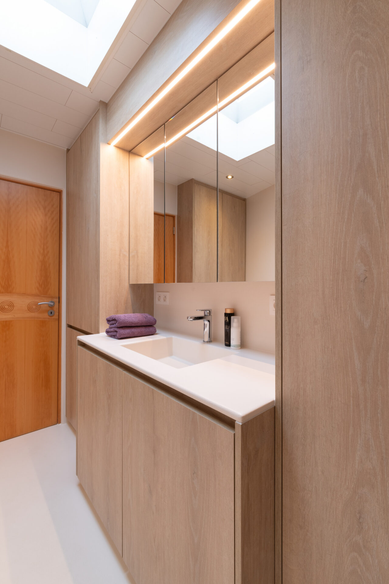 Maatwerkkast in Unilin Robinson Oak Light Natural in Voegloze Badkamer Lauwe
