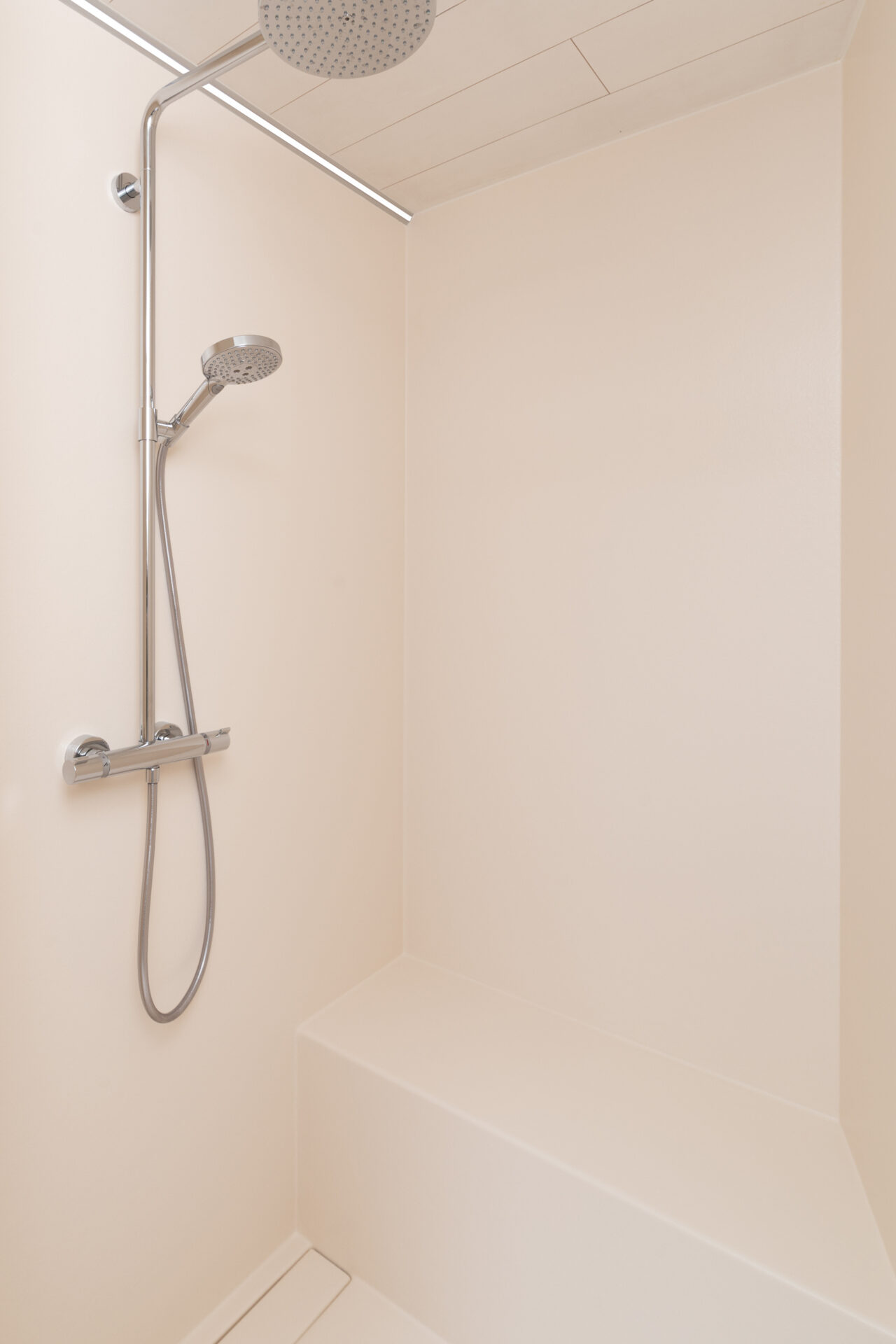 Inloopdouche met zitbank en Hansgrohe regendouche in Voegloze Badkamer te Lauwe