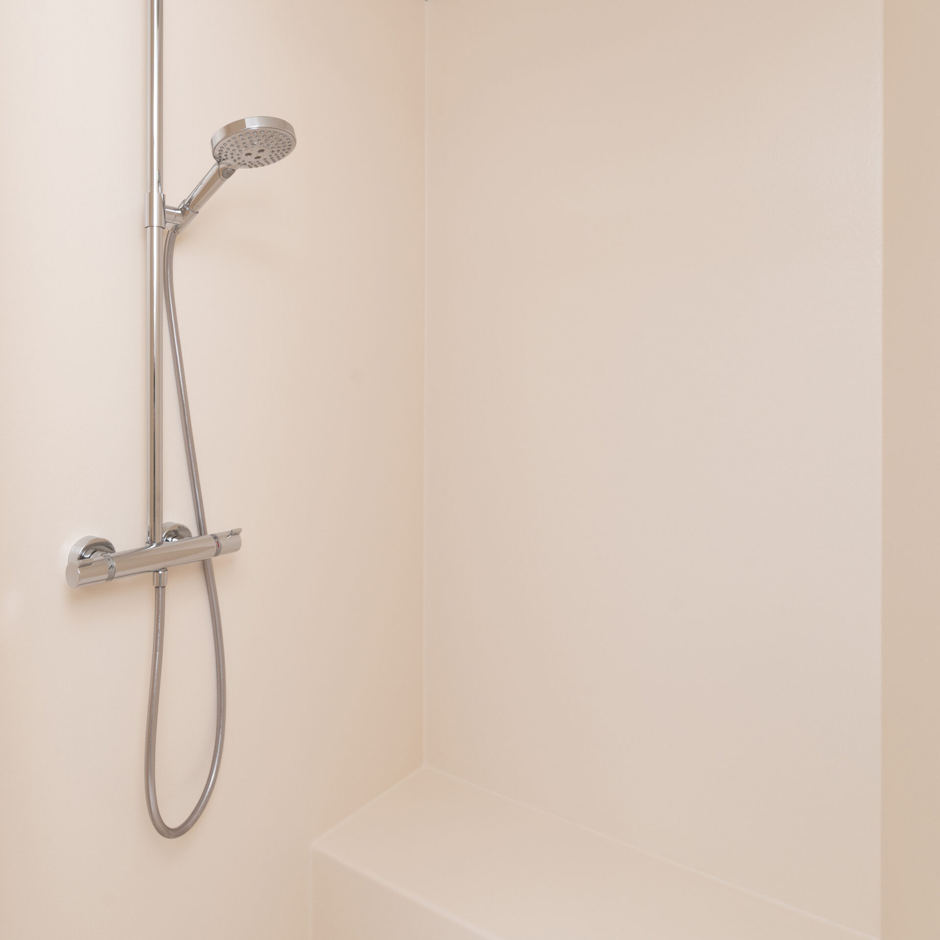 Voegloze polyester badkamerrenovatie in Lauwe met naadloze Polycoat inloopdouche in RAL 9001