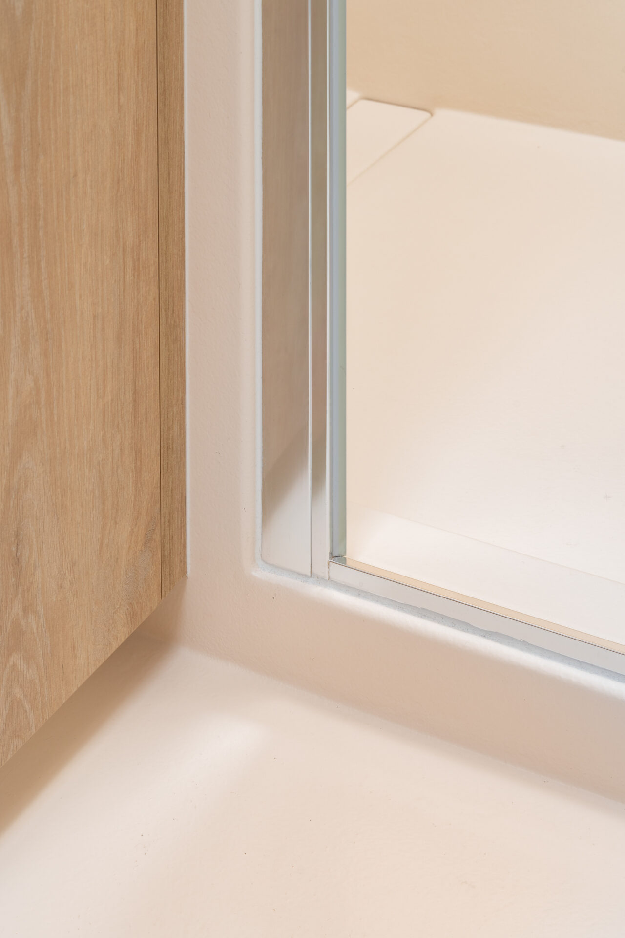 Voegloze polyester badkamerrenovatie in Lauwe met naadloze Polycoat inloopdouche in RAL 9001