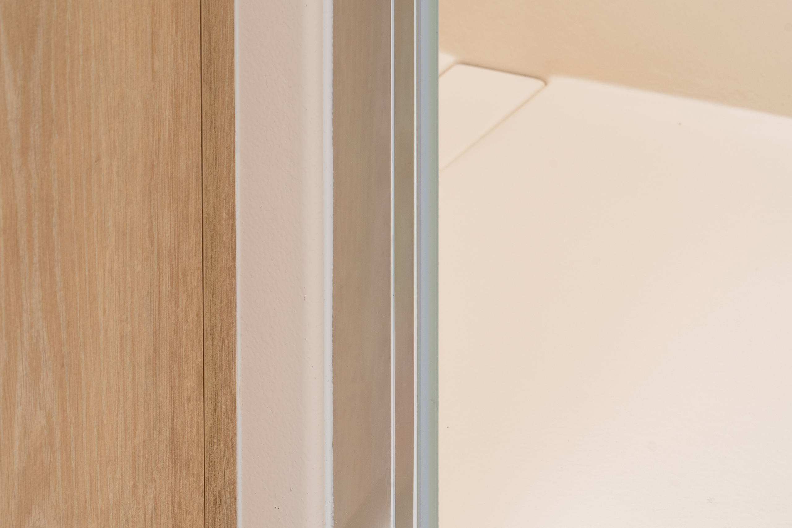 Voegloze polyester badkamerrenovatie in Lauwe met naadloze Polycoat inloopdouche in RAL 9001