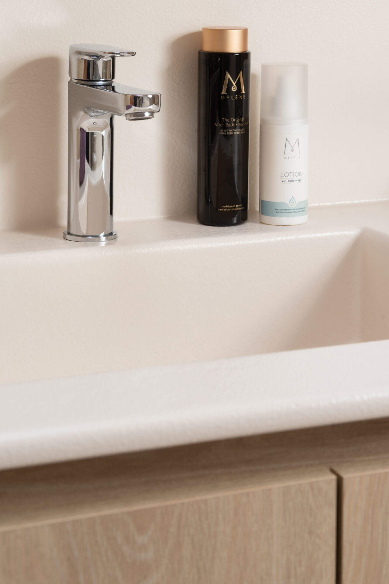 Wastafel met Hansgrohe kraanwerk in voegloze badkamerrenovatie te Lauwe