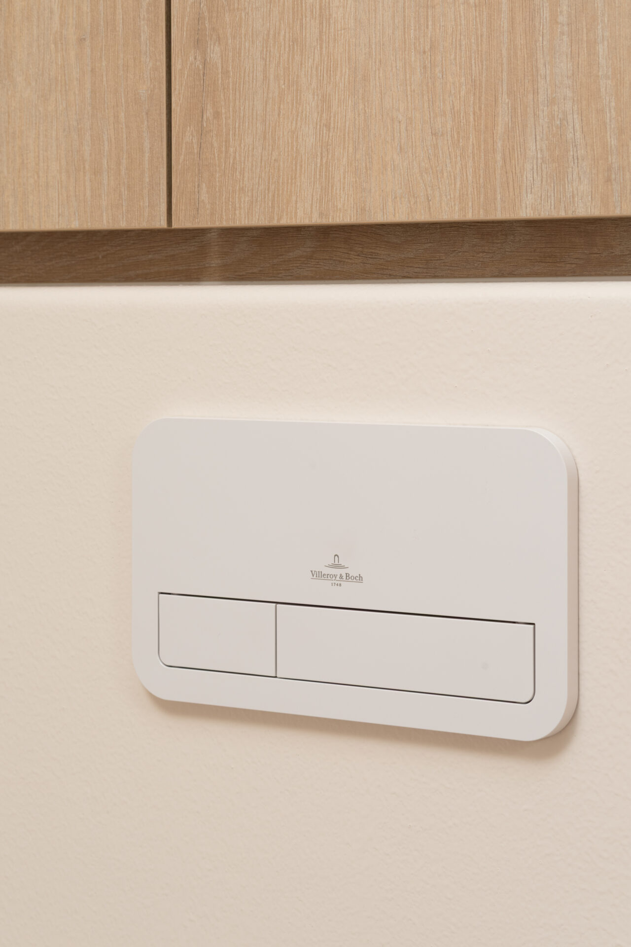 Naadloze Polycoat wand in RAL 9001 zonder voegen in polyester badkamer te Lauwe