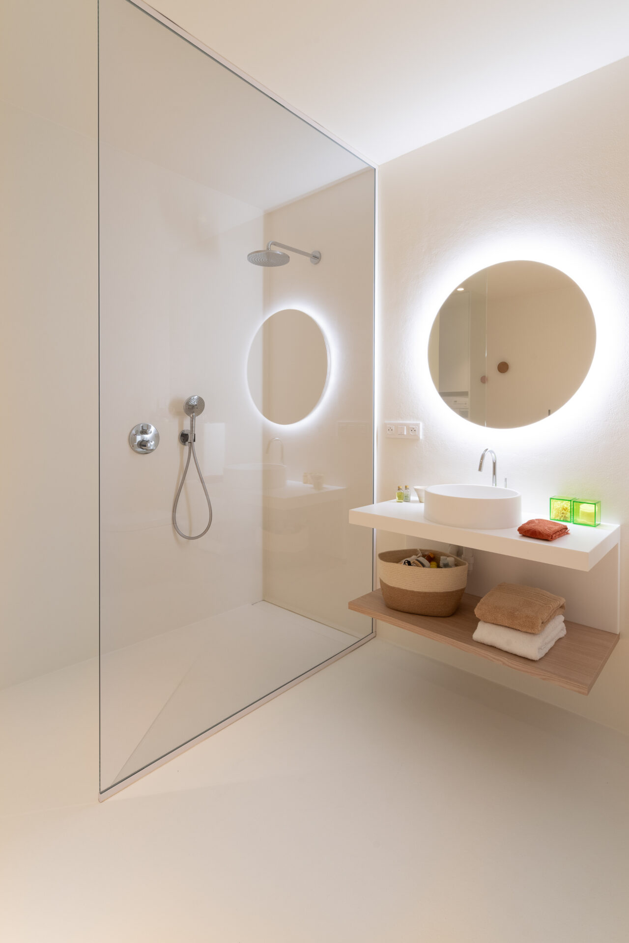 Uniform wit voegloos totaalbeeld van ensuite badkamer te Avelgem