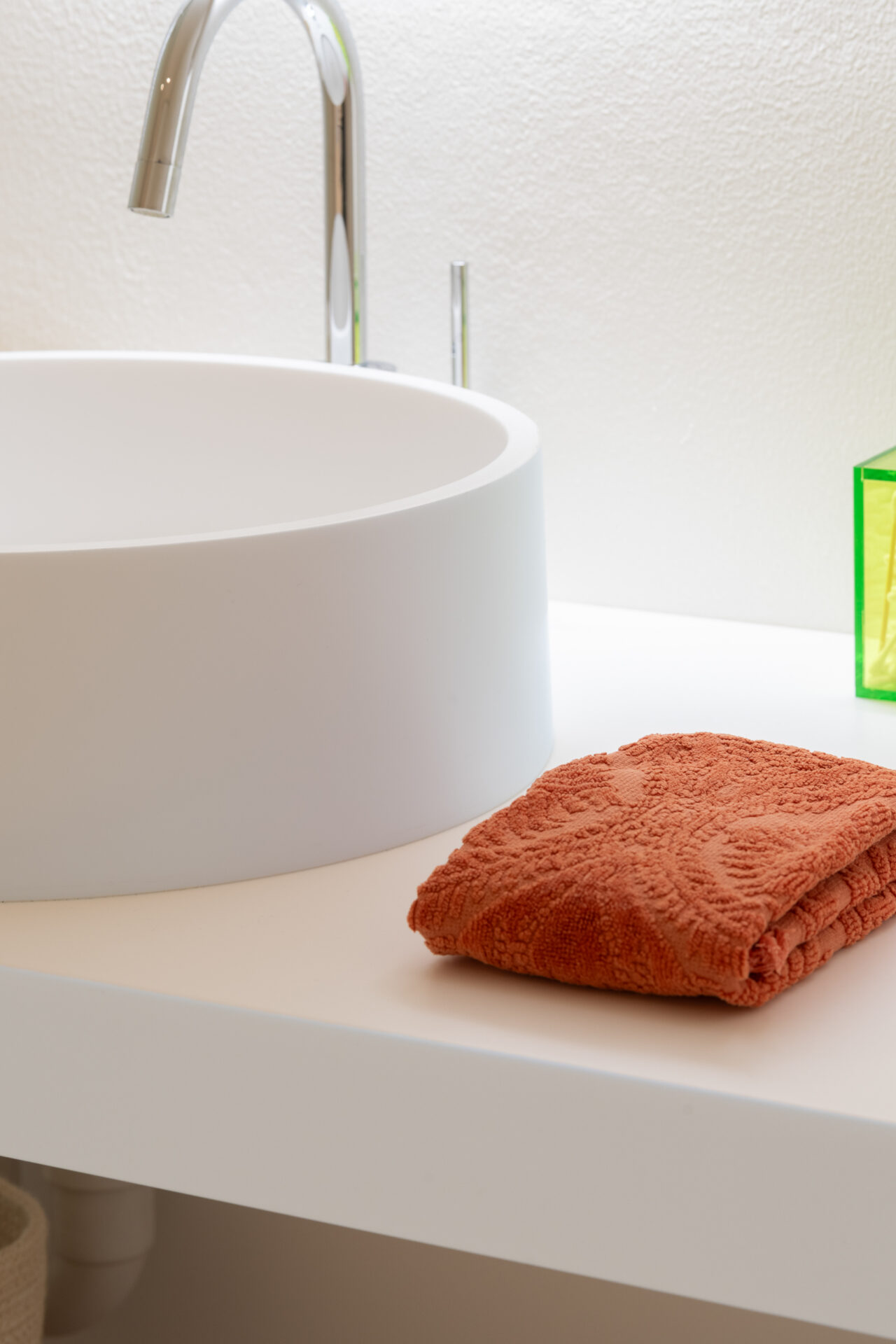 Wastafelzone met maatwerkmeubel in voegloze ensuite badkamer te Avelgem