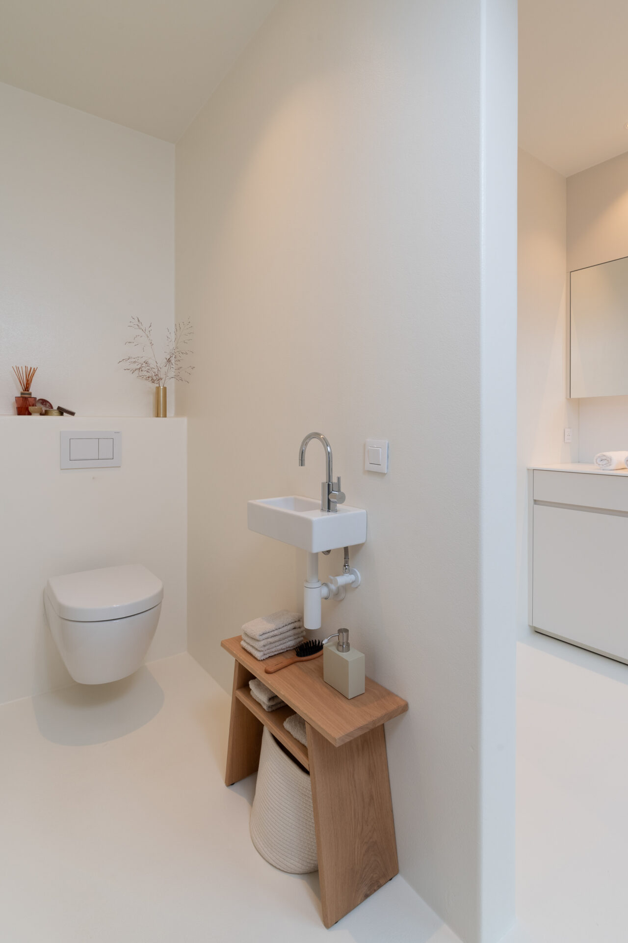 Houtaccent in strakke voegloze nieuwbouwbadkamer in Polycoat RAL 9010 te Avelgem
