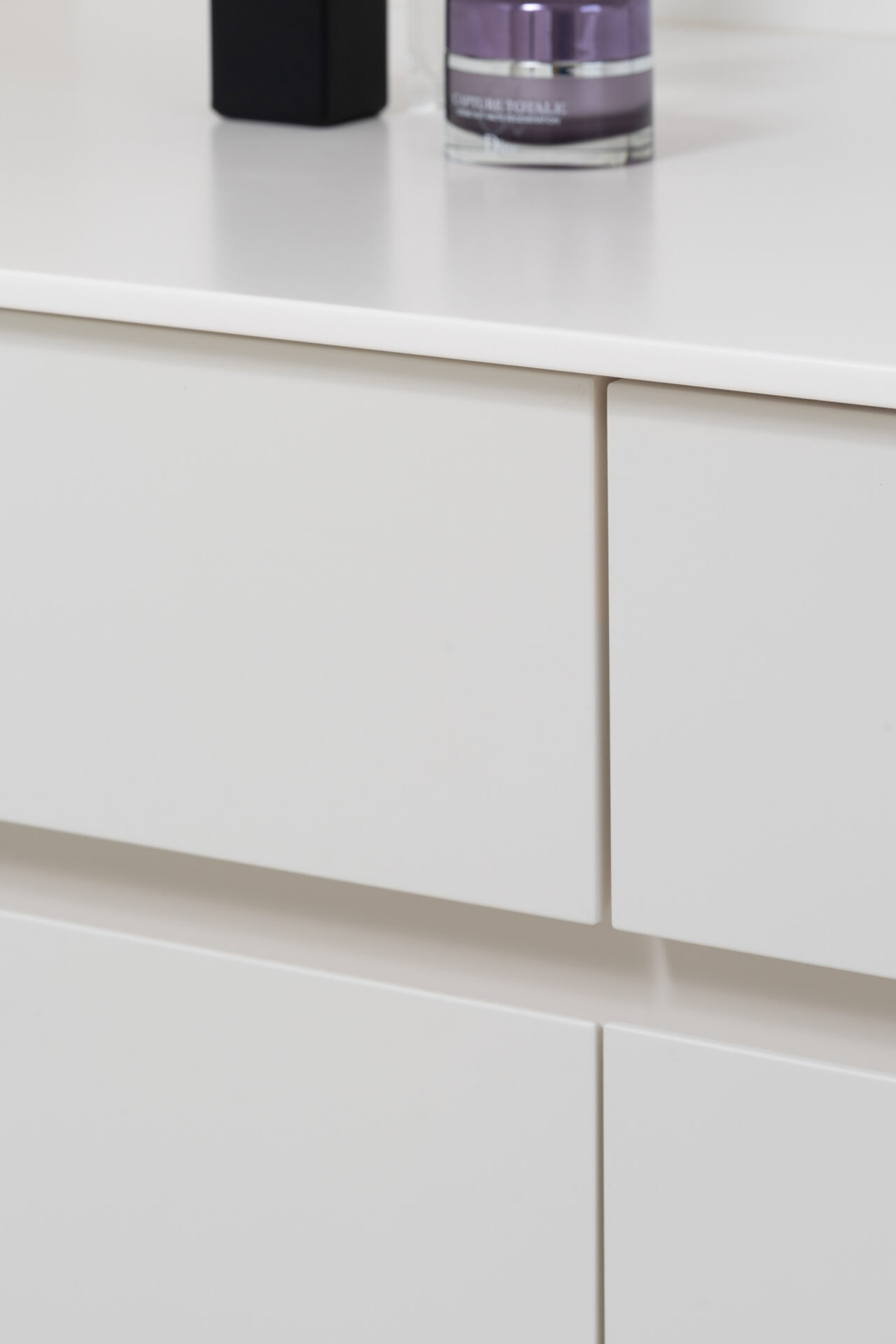 Maatwerkmeubilair in dezelfde tint als de voegloze Polycoat afwerking te Avelgem