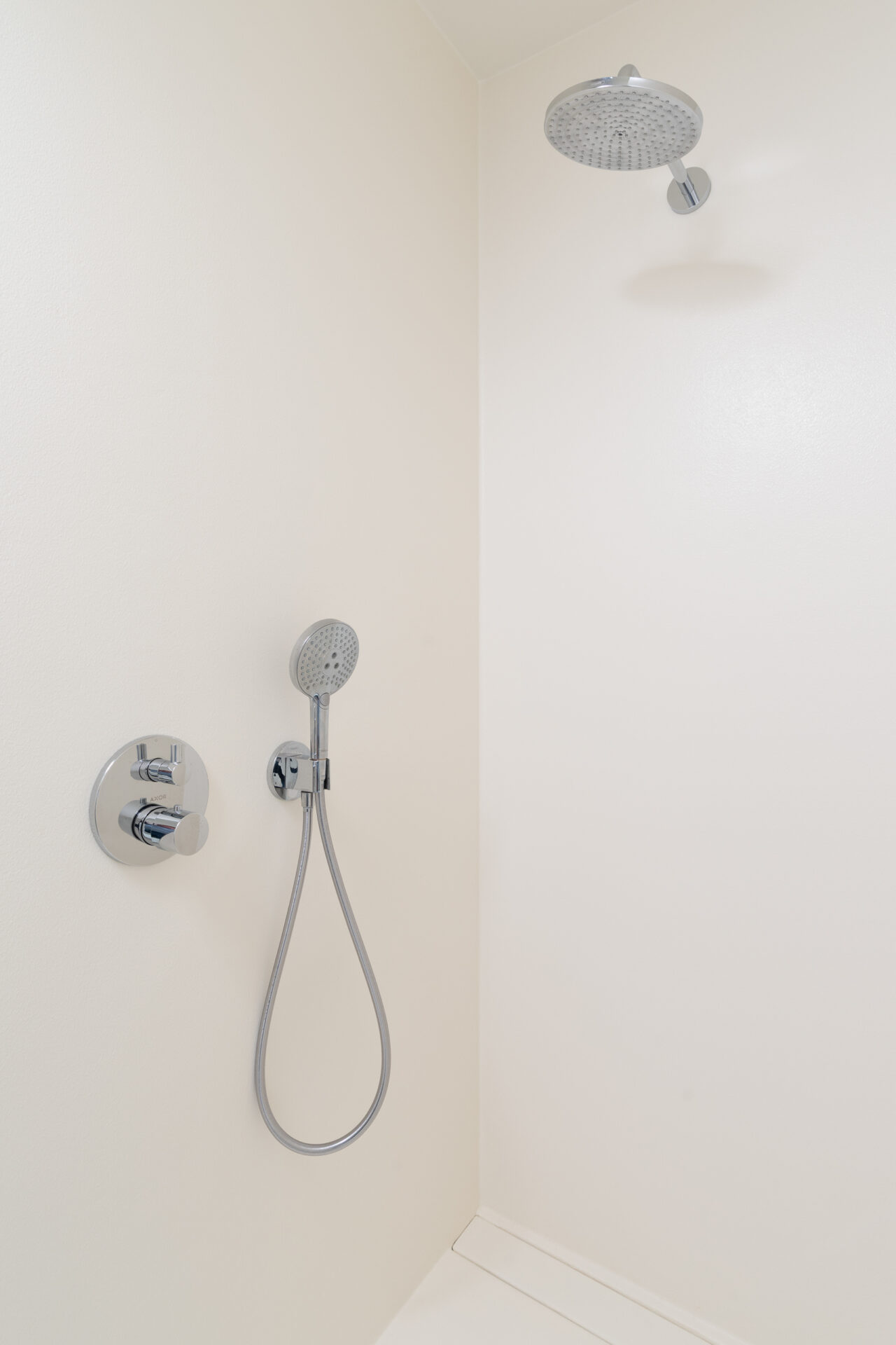 Voegloze douchezone in polyester Polycoat RAL 9010 in nieuwbouw te Avelgem