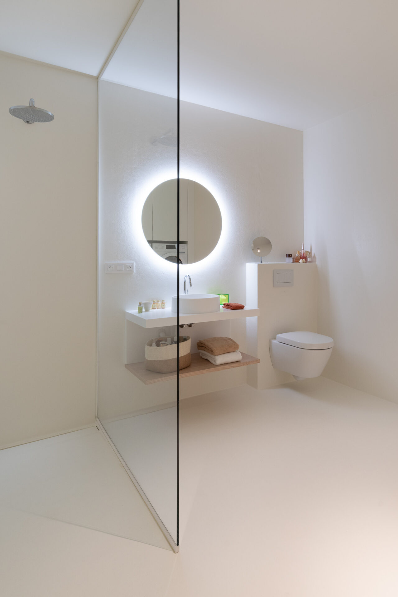 Uniform wit voegloos totaalbeeld van ensuite badkamer te Avelgem