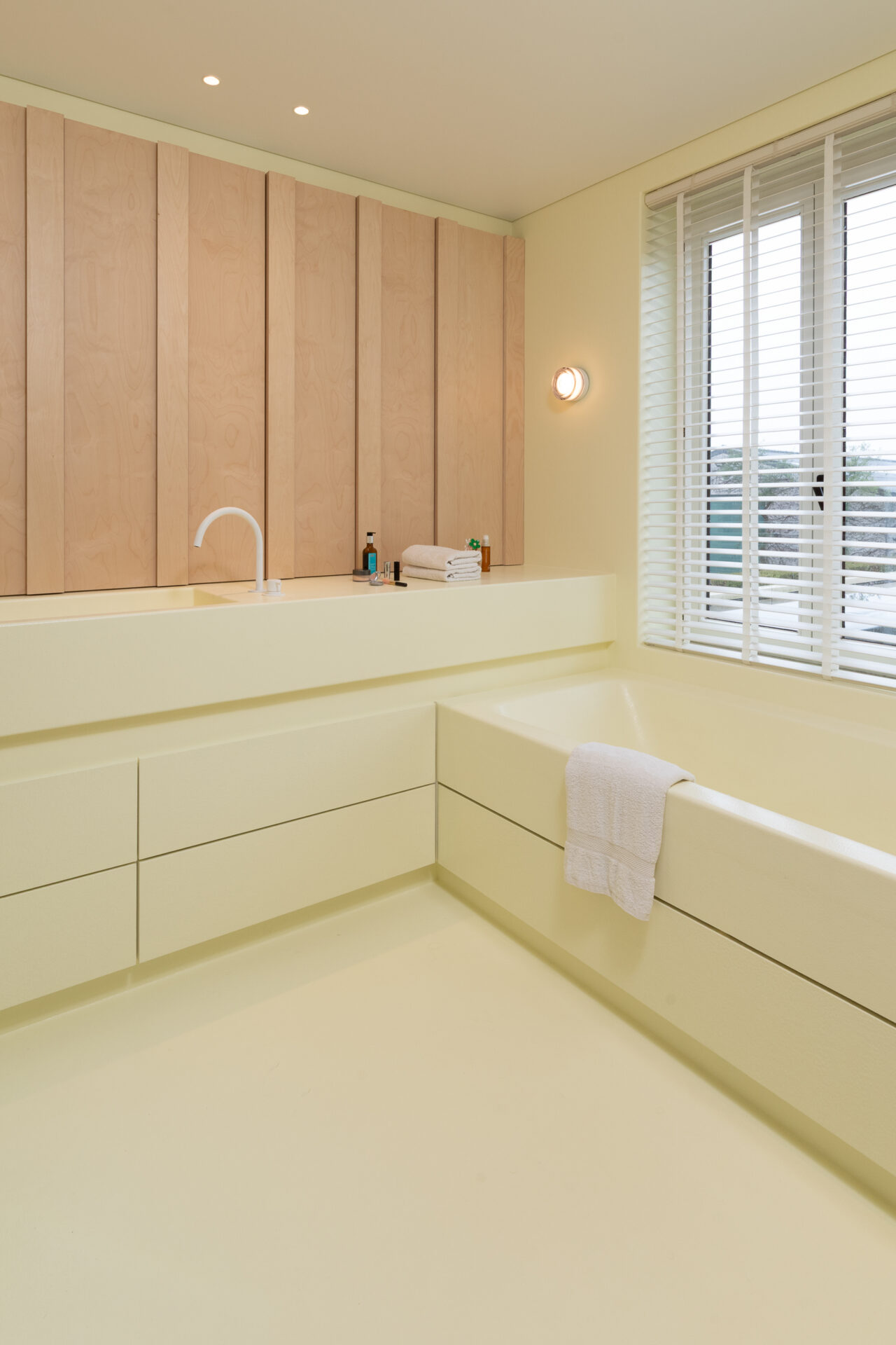 Exclusieve voegloze badkamerrenovatie in Polynature op polyester basis te Marke bij Kortrijk