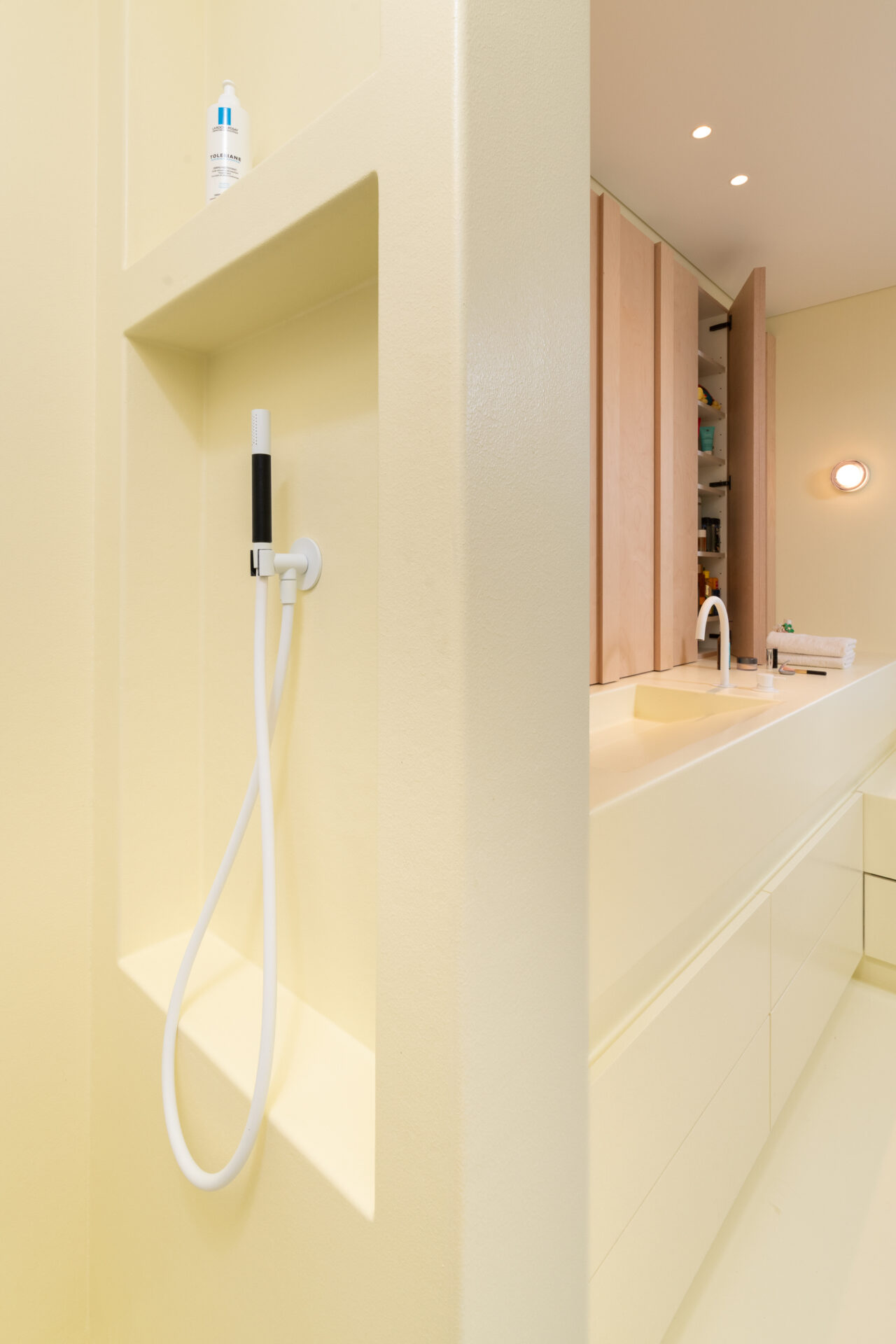 Vola kraanwerk in bijzondere kleur in Polynature badkamer te Marke