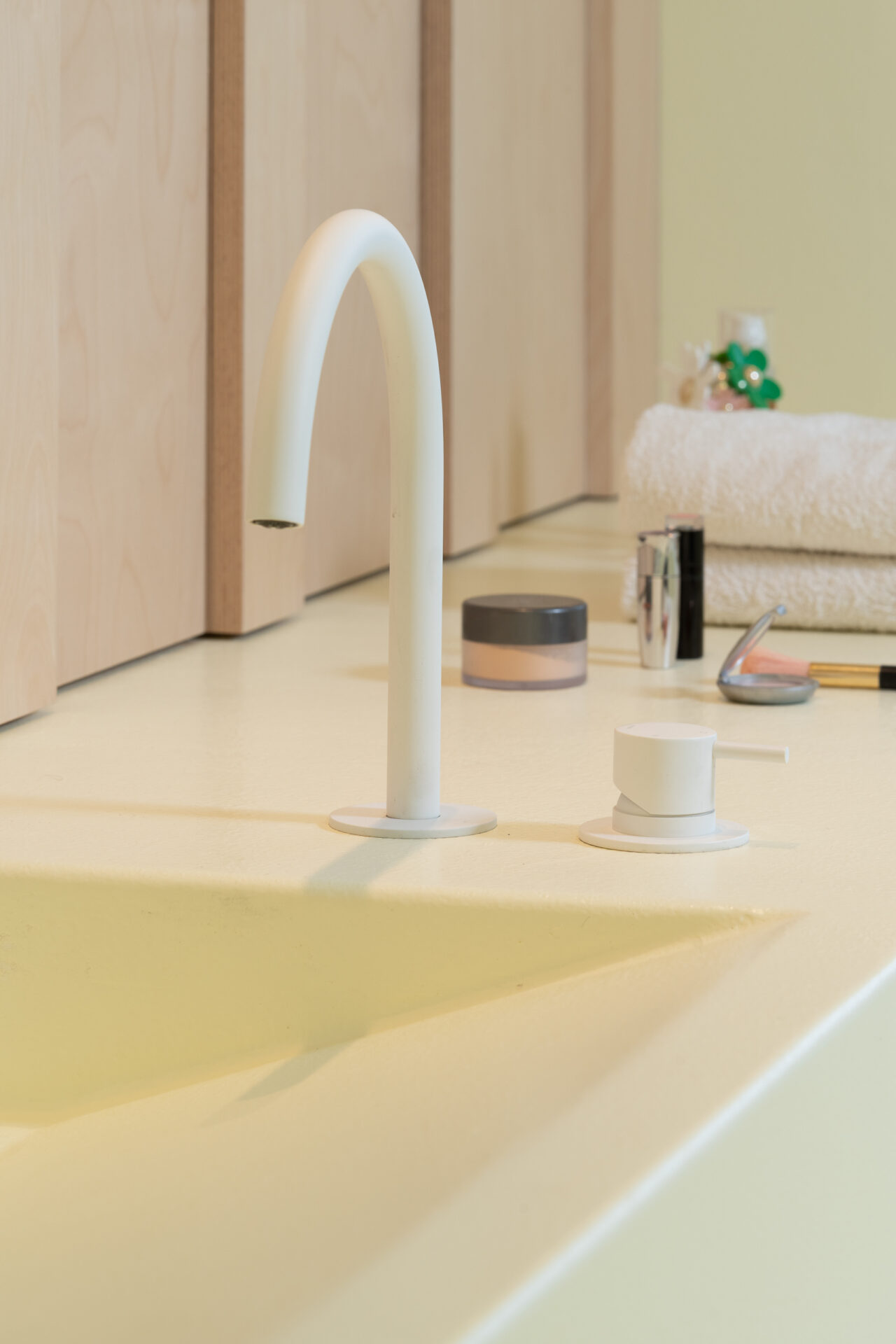 Vola kraanwerk in bijzondere kleur in Polynature badkamer te Marke