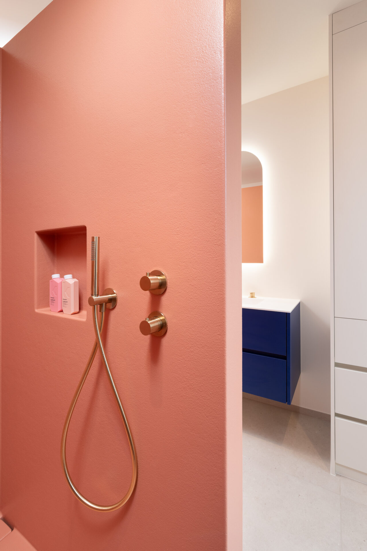 Architecturaal lijnenspel in naadloze polyester badkamer te Kortrijk