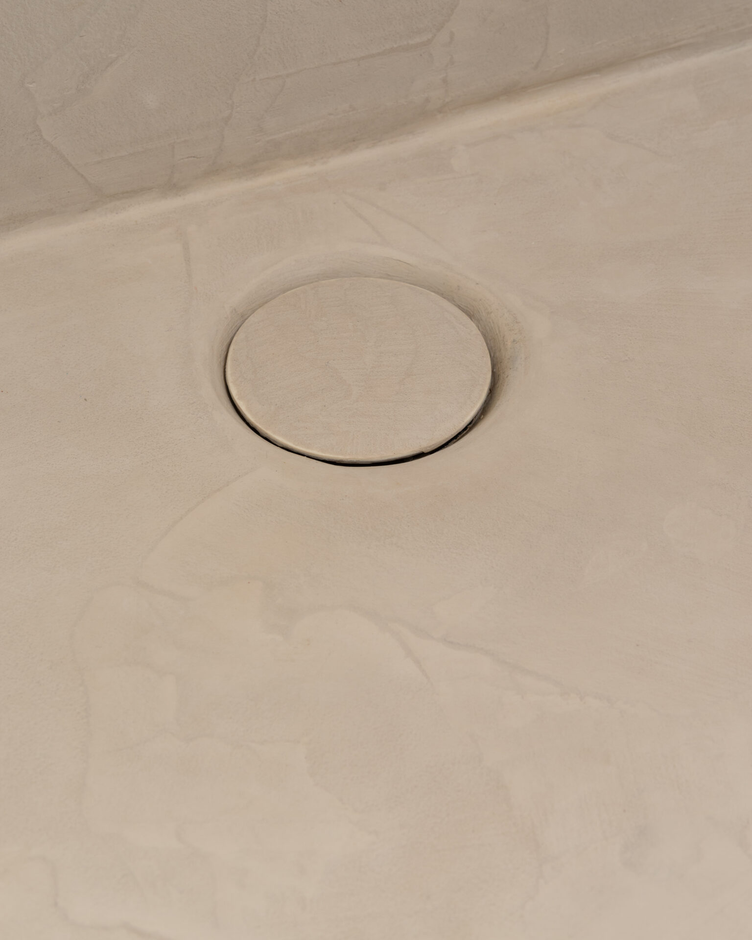 Detail van drempelloze inloopdouche in waterdichte naadloze afwerking