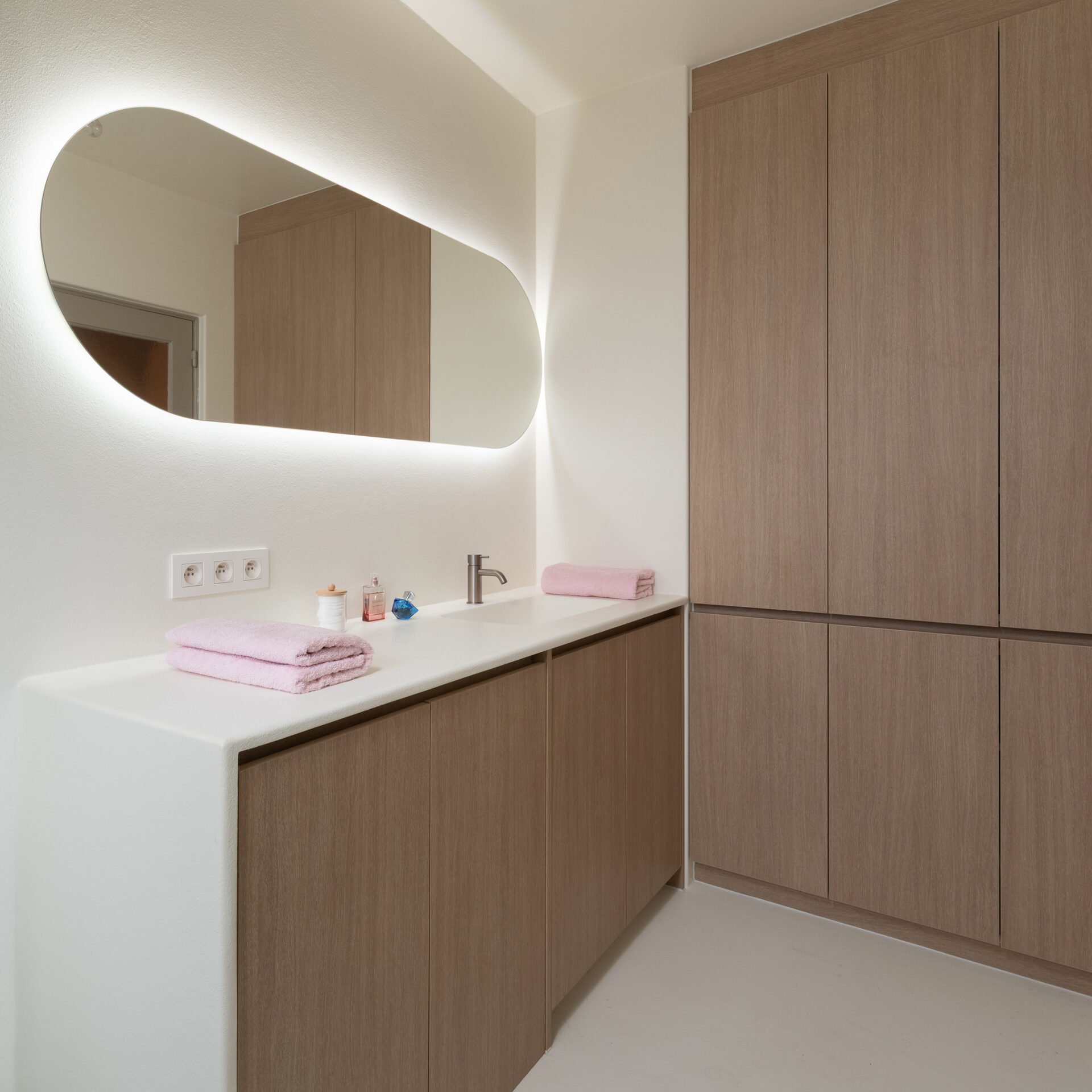 Naadloze waterdichte wandafwerking voor architecten in een natte cel