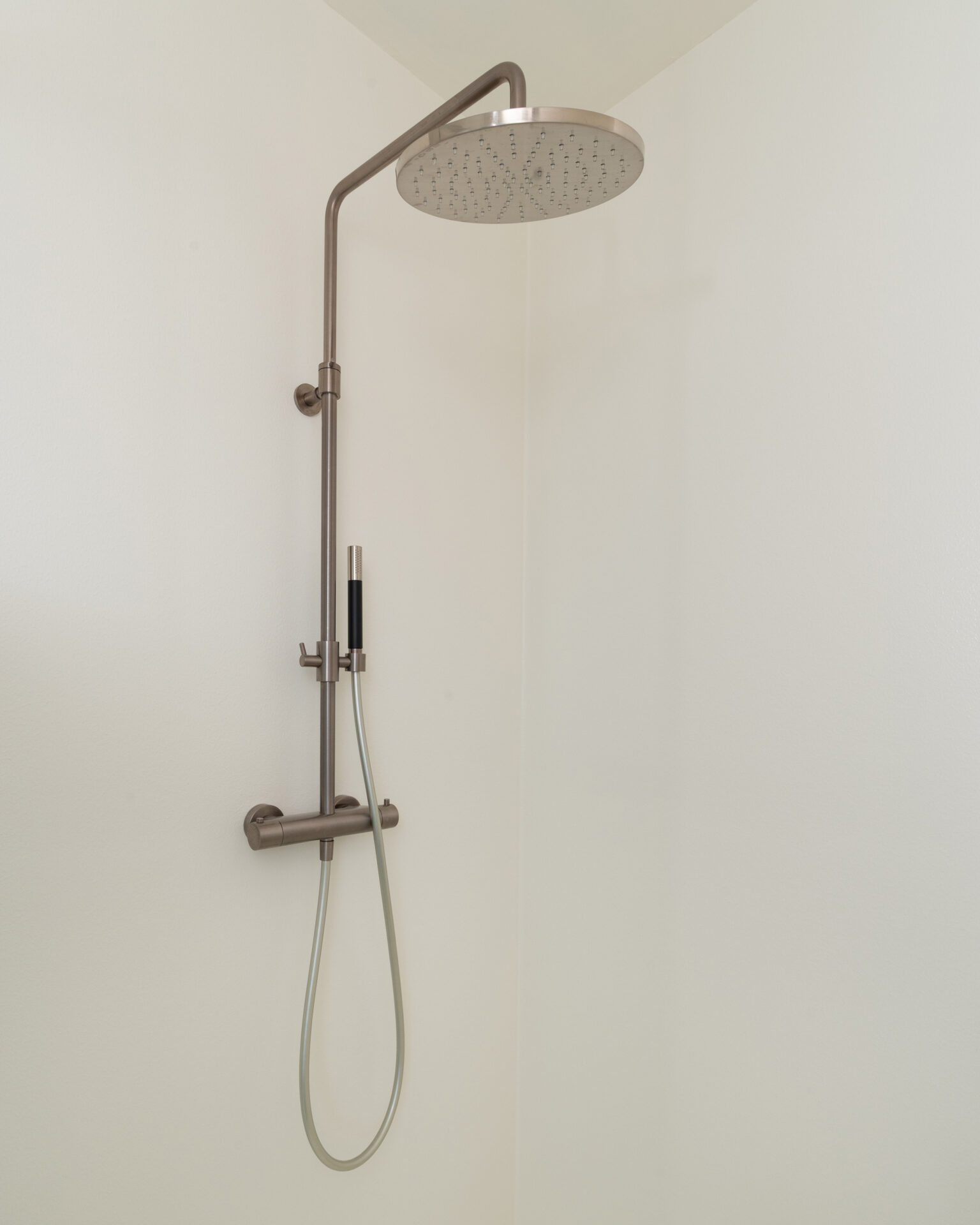 Drempelloze douche in naadloze afwerking op maat met luxe uitstraling