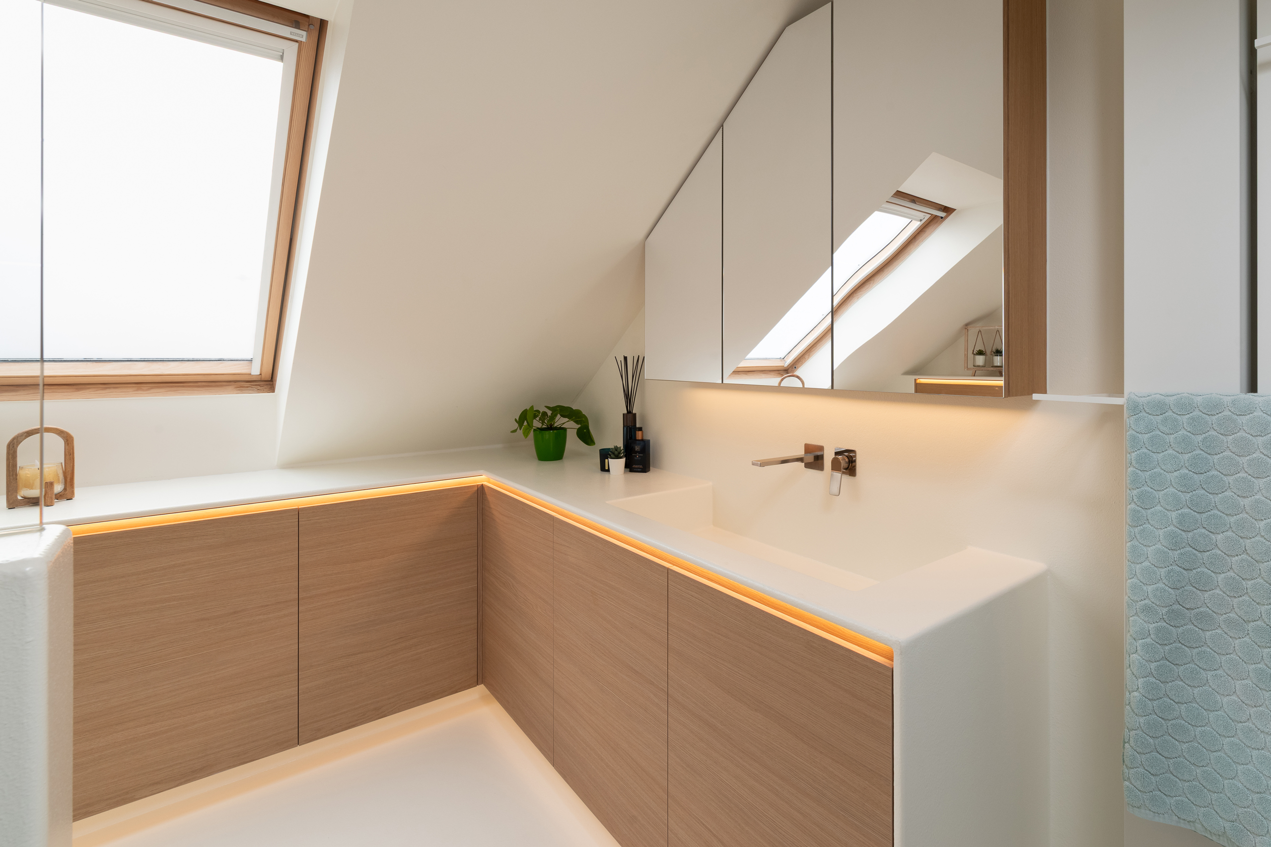 Kleine badkamer met naadloze afwerking die optisch groter oogt