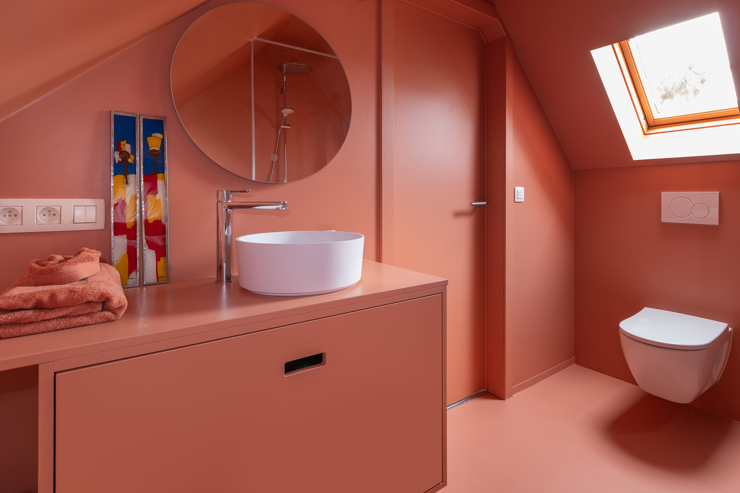 Kleine badkamer met naadloze afwerking in rode terracotta RAL kleur die optisch groter oogt