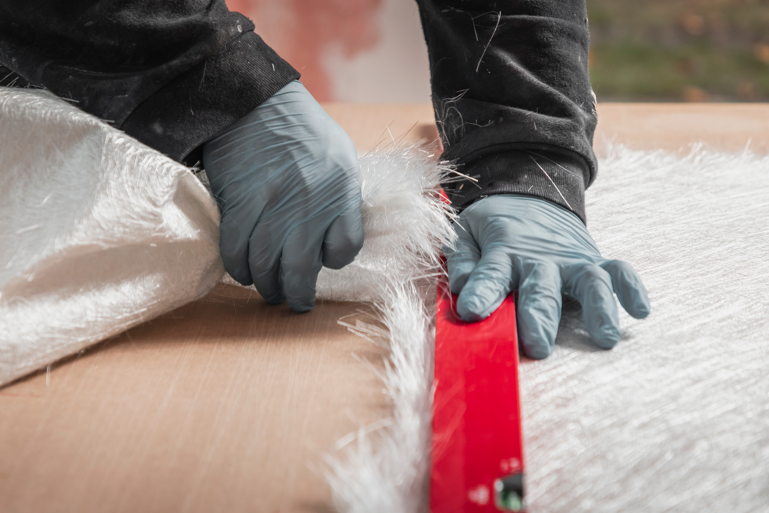 Voegloze glasvezelversterkte afwerking: snijden van glasvezelvlies