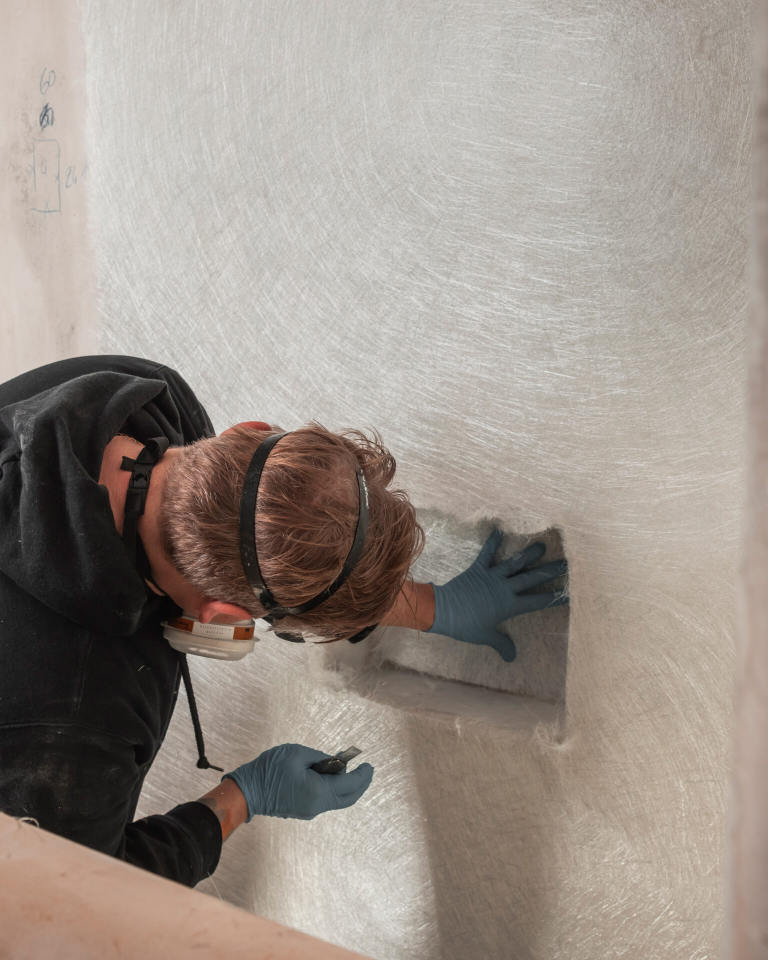 Aanbrengen polyester glasvezelvlies bij een badkamerrenovatie